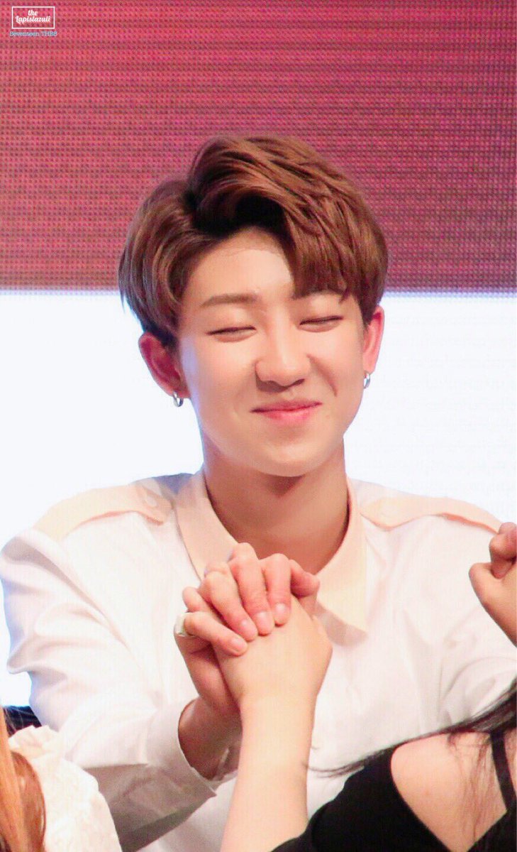 lqthe8's tweet photo. look at how genuinely happy minghao is when communicating with fans 
💖💞💕💘 #minghaoisamazing https://t.co/PzdCo0I8hV