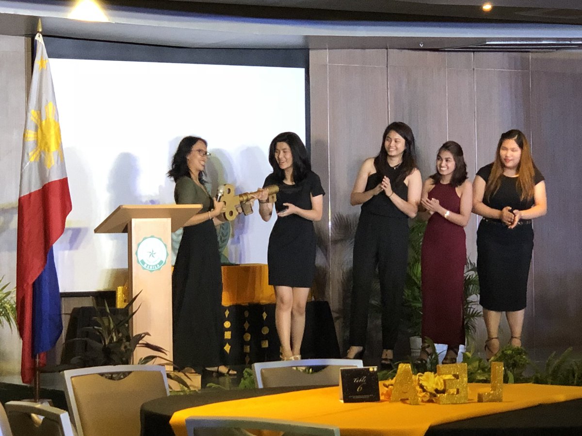 dlsucsolea's tweet photo. 43rd CSO Executive Board signing off, and 44th Executive Board signing in.
#gLEAm2018
#LEAAwardsNight https://t.co/AU9IUiC7tF