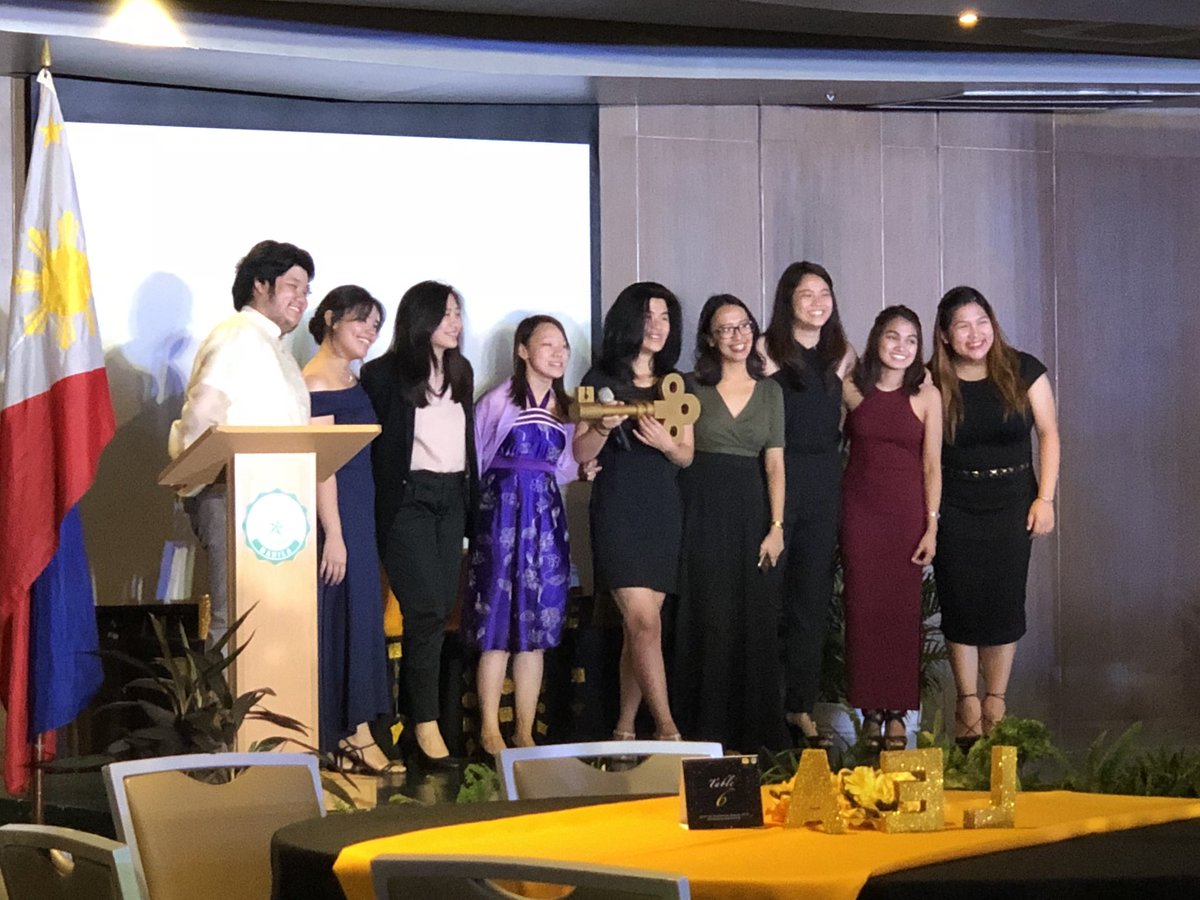 dlsucsolea's tweet photo. 43rd CSO Executive Board signing off, and 44th Executive Board signing in.
#gLEAm2018
#LEAAwardsNight https://t.co/AU9IUiC7tF