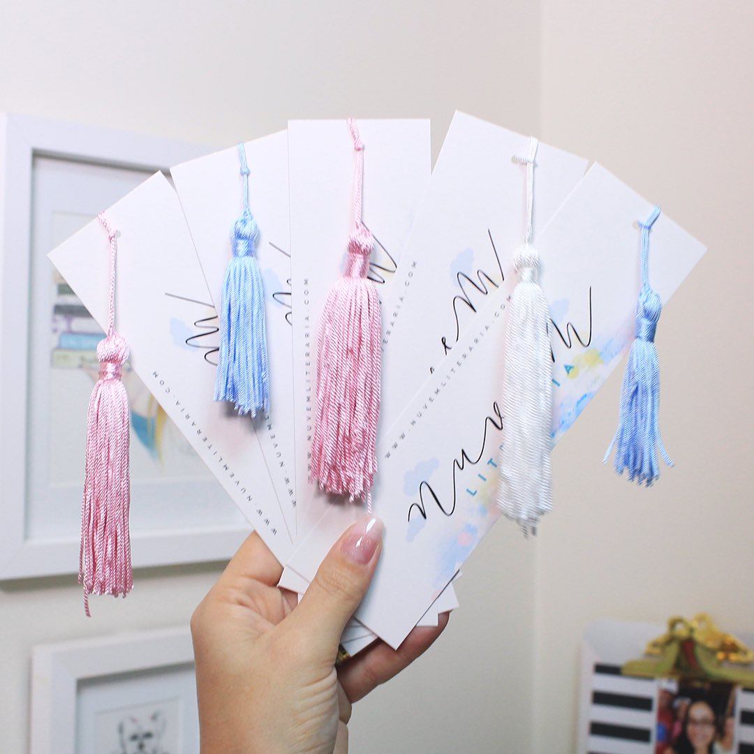 nuvemliteraria's tweet image. Oi gente! O SORTEIO do #Nuvem5Anos de hoje é aqui no Twitter! Vou presentear 5 nuvenzinhas com 1 marcador do NL cada! Pra participar é só dar RT nesse post e ser inscrito do canal (youtube.com/nuvemliteraria) Bora? 😍❤️🎉