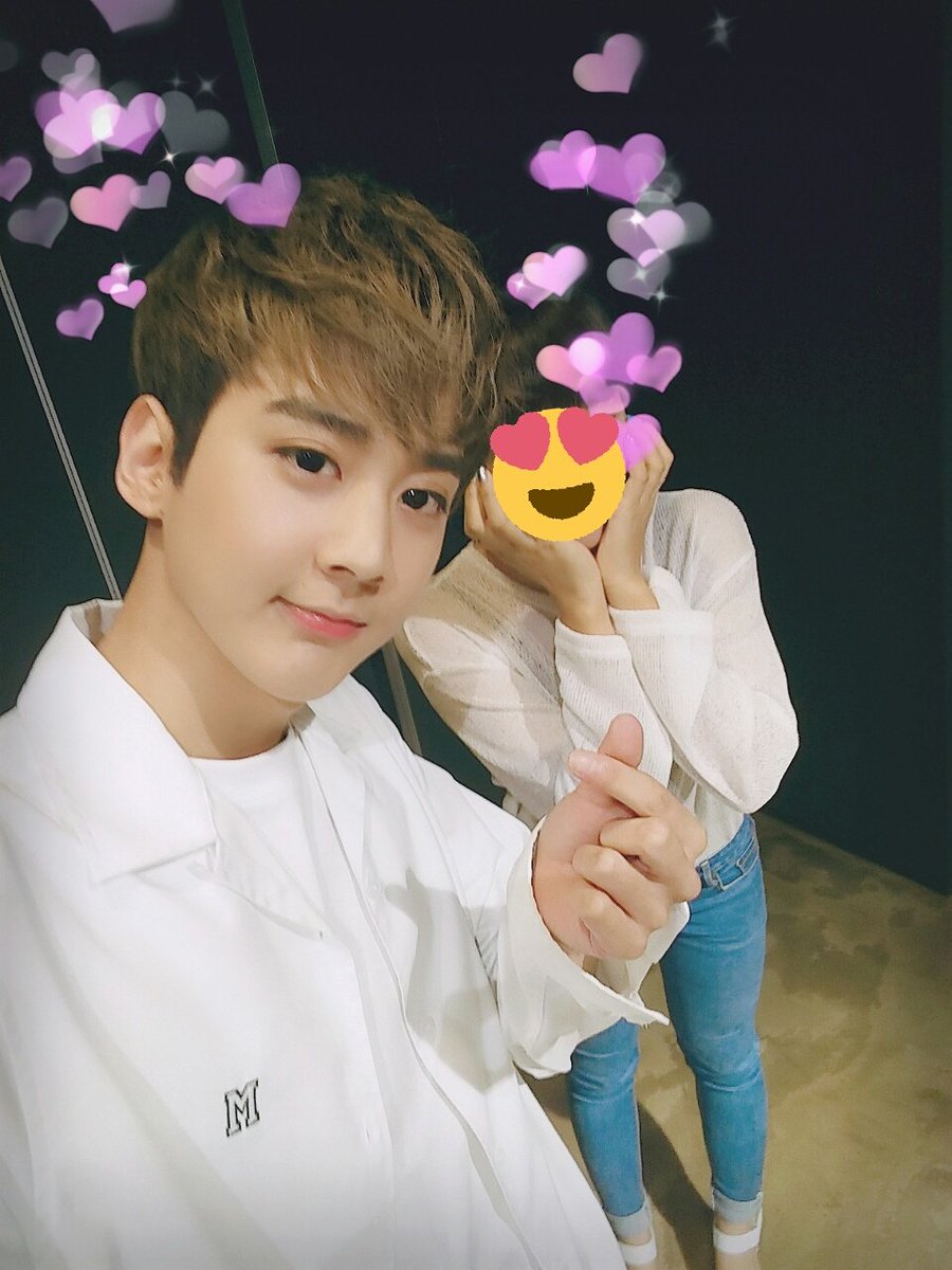 PrimeCH1005's tweet photo. 180815 롯데월드몰점 마지막 팬사인회.
셀카 사실 하고 시펐던 포즈가 있었는데
차마 말잊못.......😂
그래두 찬희와 함께한 3분 행복했오😣
넘 짧아소 아쉬웠디만 찬희가 반말로 대화하는데 왜..때문에 설레던지♥
찬희 넌 어느각도는 예쁘구나 나만
늘 이렇지 또르르😅
#틴탑 #천지 #8PISODE https://t.co/PegMzT864S