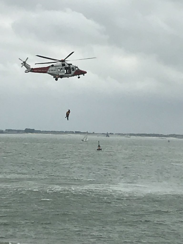 Spectaculaire reddingsactie op zee tijdens #rescue. Veel publieke belangstelling voor de hulpverlening.