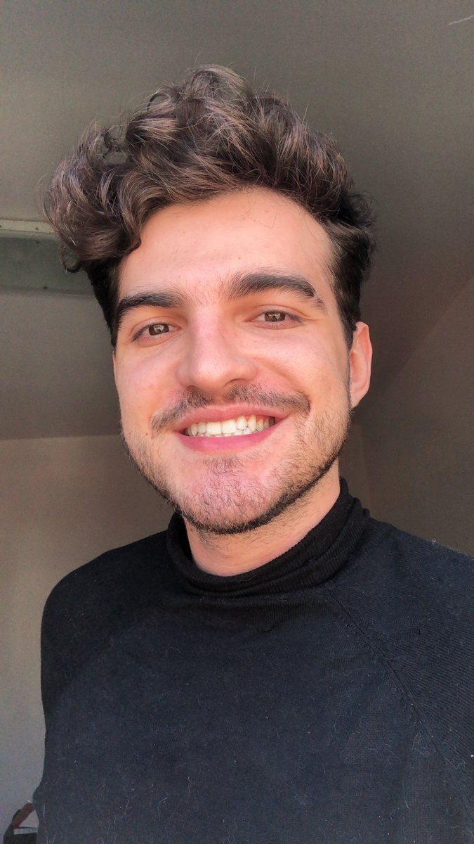 jaoromania's tweet photo. a única foto sorrindo dos últimos 8 anos mas é q to feliz msm https://t.co/kuQUQO3lSb