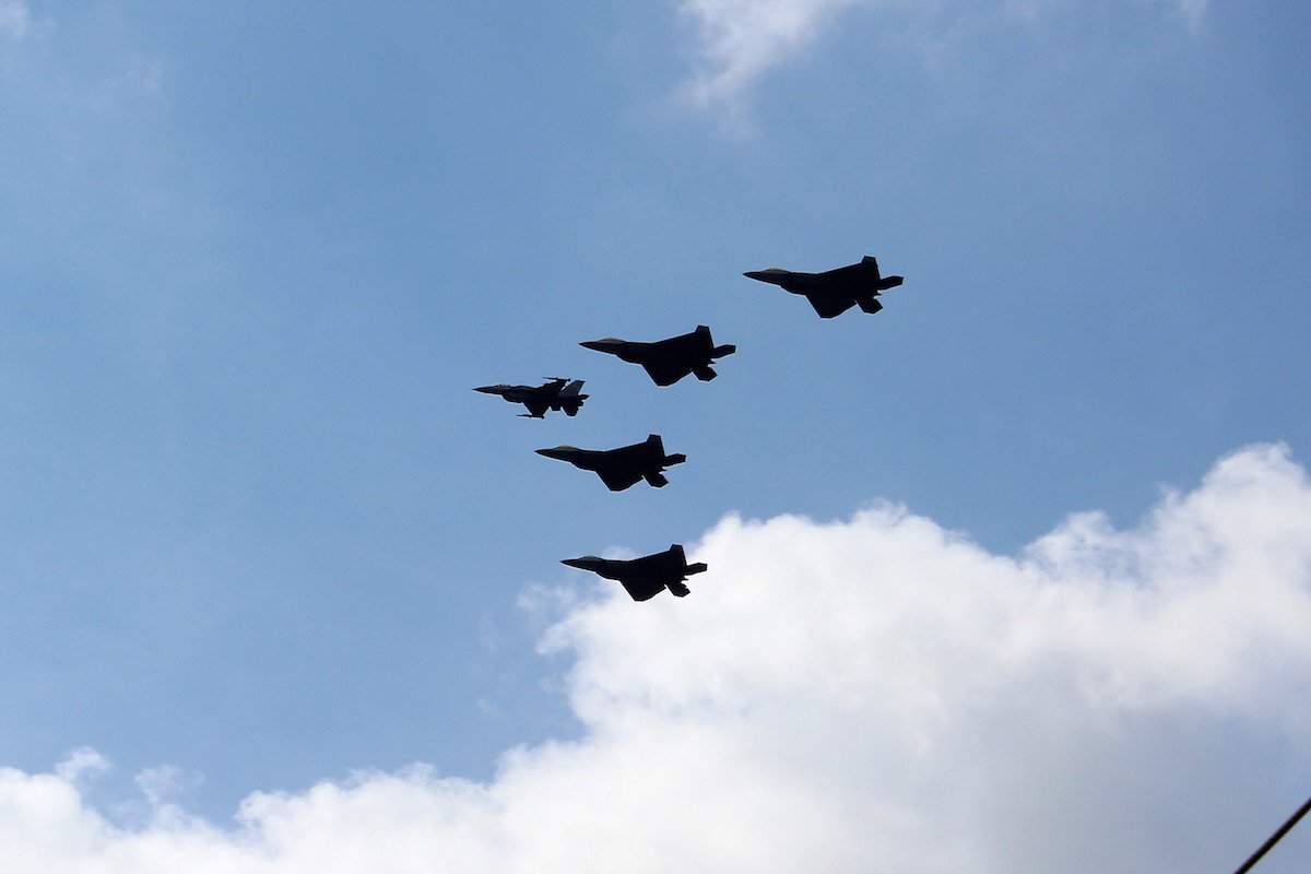 JuliuszSabak's tweet image. Przez most nie puszczali, więc naziemnej nie widziałem. MIeszkam po "bolszewickiej" stronie Wisły? ;-)
Ale #F22 i #VIPJet #Piłsudski zaliczony...
#DefiladaNiepodległości
#100latniepodleglości