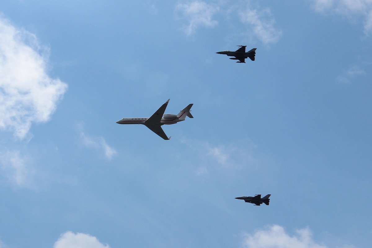 JuliuszSabak's tweet image. Przez most nie puszczali, więc naziemnej nie widziałem. MIeszkam po "bolszewickiej" stronie Wisły? ;-)
Ale #F22 i #VIPJet #Piłsudski zaliczony...
#DefiladaNiepodległości
#100latniepodleglości