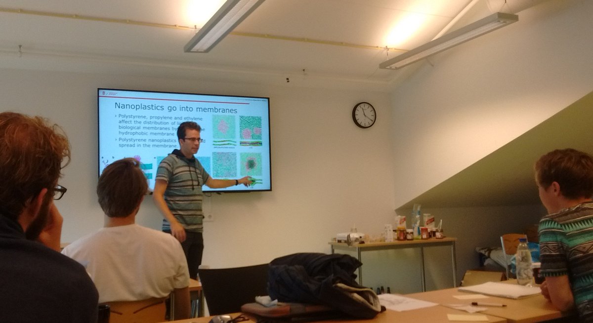 igemgroningen's tweet photo. Today we got a lecture by dr. Pim Frederix on molecular dynamics: using a computer to simulate the movement of atoms and molecules. We hope to use molecular dynamics to getmore insight in how our cells break down cellulose. #iGEM #Groningen #RUG #Science #Modeling #MD https://t.co/d2WgD95YDK
