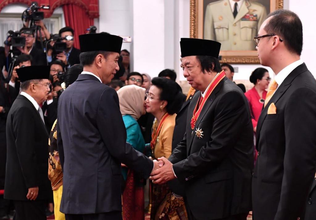 jokowi's tweet photo. Delapan tokoh menerima anugerah tanda kehormatan tahun ini menjelang Hari Kemerdekaan RI. Di antaranya, Gusti Kanjeng Ratu Hemas dan Dato' Sri Tahir sebagai penerima Bintang Mahaputra.

Mereka berjasa luar biasa di berbagai bidang yang bermanfaat bagi bangsa dan negara. https://t.co/X73UcC5R6t