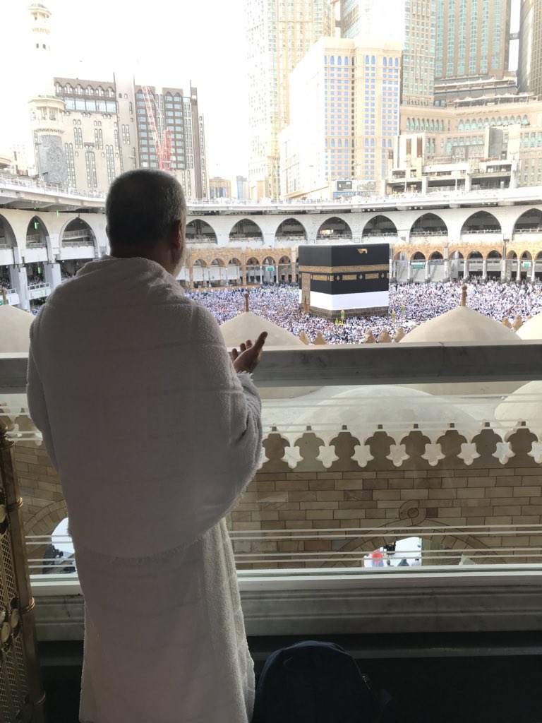 Türkiye’den Hac vazifesini yapmak üzere Suudi’ye gelen 100.000 e yakın Haci Kardeşime sesleniyorum.

Zemzem Suyu Dışında Hiçbir şey burdan götürmeyelim. (Zemzem suyu zaten bedavadır.)

Hurma, olarak Tunus, Küdüs, İran vb. İslam ülkelerinden birinin hurmasını alalım.  Vesselam