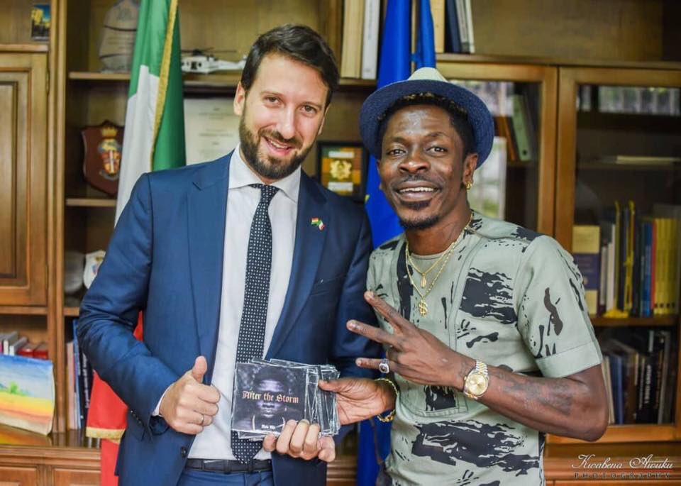 ShadrackAmonooC's tweet photo. @shattawalegh DISCUSSES PARTNERSHIP WITH THE ITALIAN EMBASSY

Ghanaian musician an the King of African dancehall, Shatta Wale and his team on Monday 13th August 2018 paid a courtesy call on the Deputy Ambassador of the Embassy of Italy in Ghana, H.E Lorenzo Pinelli at the Embassy https://t.co/HSTkHGqS7r