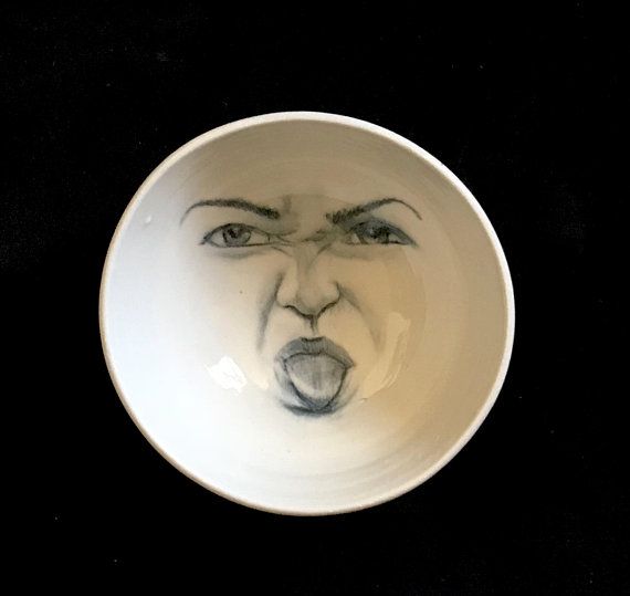 tjcervantesart's tweet image. #ManintheMoon, White Porcelain Bowl, Sticking Tongue Out Moon Bowl, Unique Home Decor buff.ly/2Ms0IGG I always imagined the moon sticking his tongue out at me, #wallhanging or #functionart use as a bowl what a surprise at the end of your meal, lol