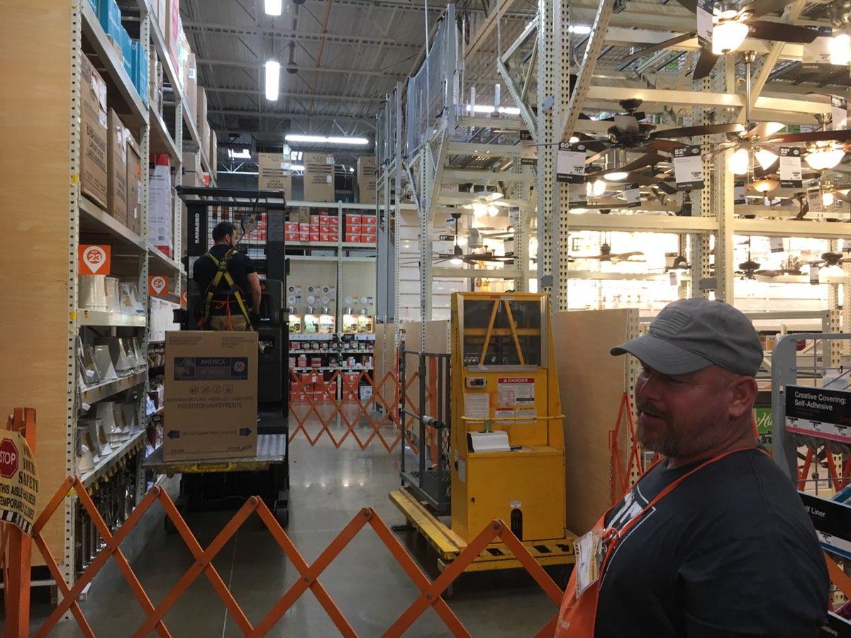 PrissAnn80's tweet photo. "About last night" Wilton is all in on customer service and safety! #spotter #HHM #closingstandards #MidSouthsafetyselfie #2906 @ColburnEstes @ginger_coleman @wendellAbernat1 @Toya72109964 @Tenney1R @joshlesley1 https://t.co/ocytrjFuhJ