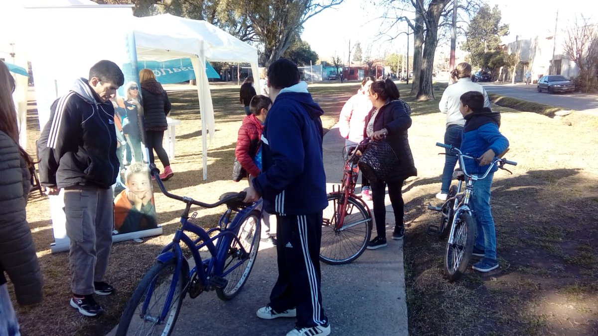 MAlvaradoMR's tweet photo. Miércoles de #OperativoIntegral. #BarrioBellaVista, @CMDOeste. #ControlTUP en Pellegrini y Lima 🚌. Reparación de bicis con la Cooperativa El Aprendiz en la Plaza Chiodi 🚲. Reparación de refugio Cerrito al 4.000 y reparación de poste en Pellegrini y Lima.
#EstamosCerca! https://t.co/STZ37KCCAW