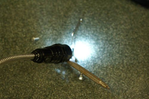 Dropped keys in a tight dark space &amp; struggled to get it out of there? Well struggle no more once you see our extendable magnetic flashlight. Not only will extend up to 21.5", Its flexible and durable enough to lift any magnetic object up to 5 lbs! (ow.ly/E27030lpNxB).