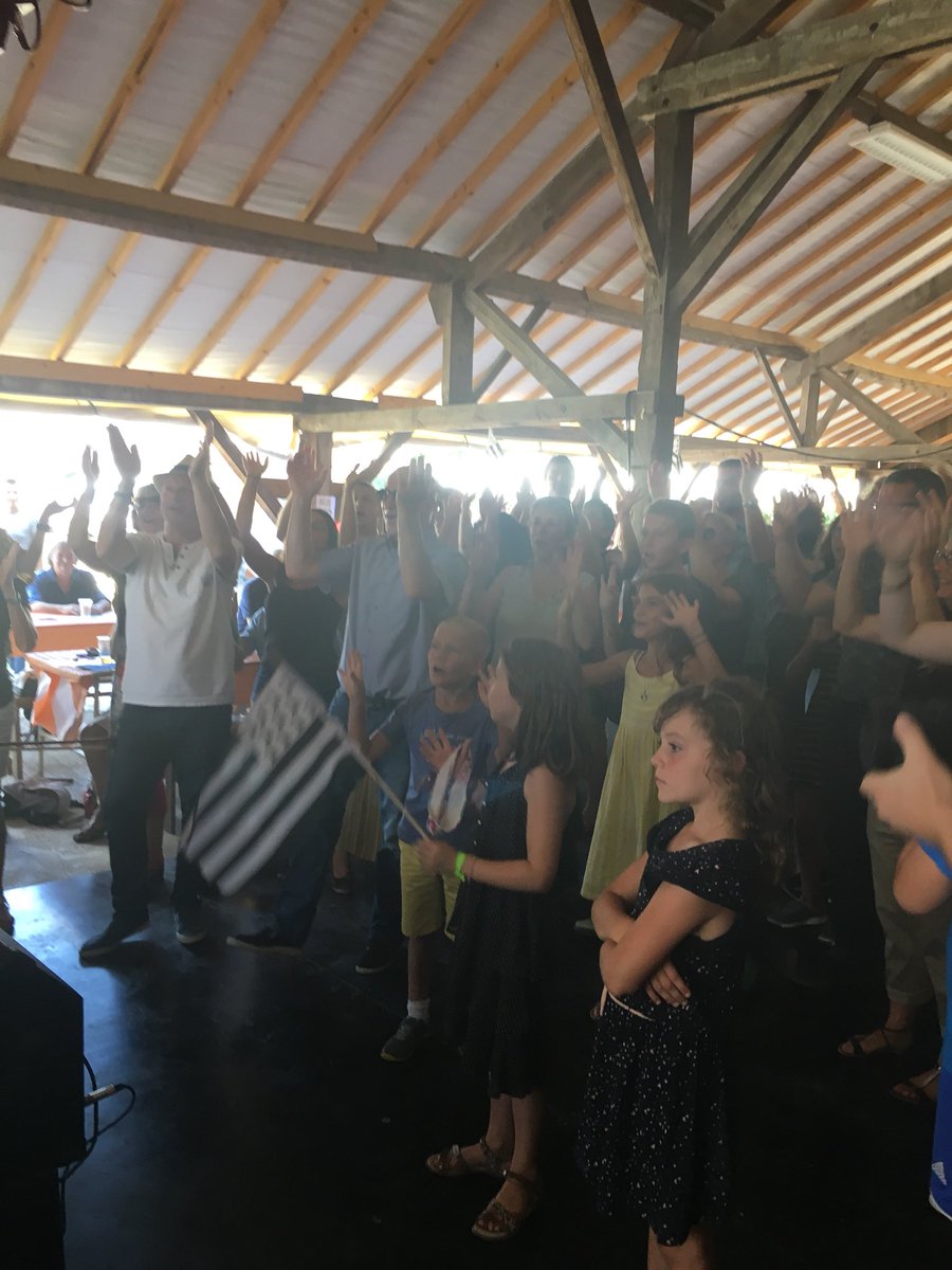 ydumontagri's tweet photo. Fin de concert @Outsideduo et ban bourguignon pour les bretons @OTmirebellois @GrottesdeBeze https://t.co/aq35XmH8C7