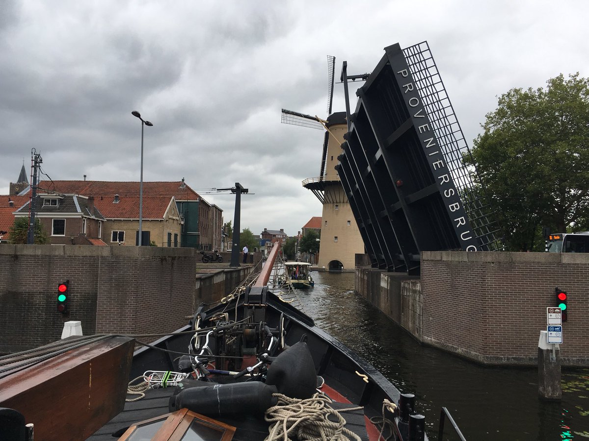 Terug in #Schiedam! Een warm welkom door onze havendienst die ons in een vloeiende beweging naar de ligplek brengt. Geweldige service! :-)