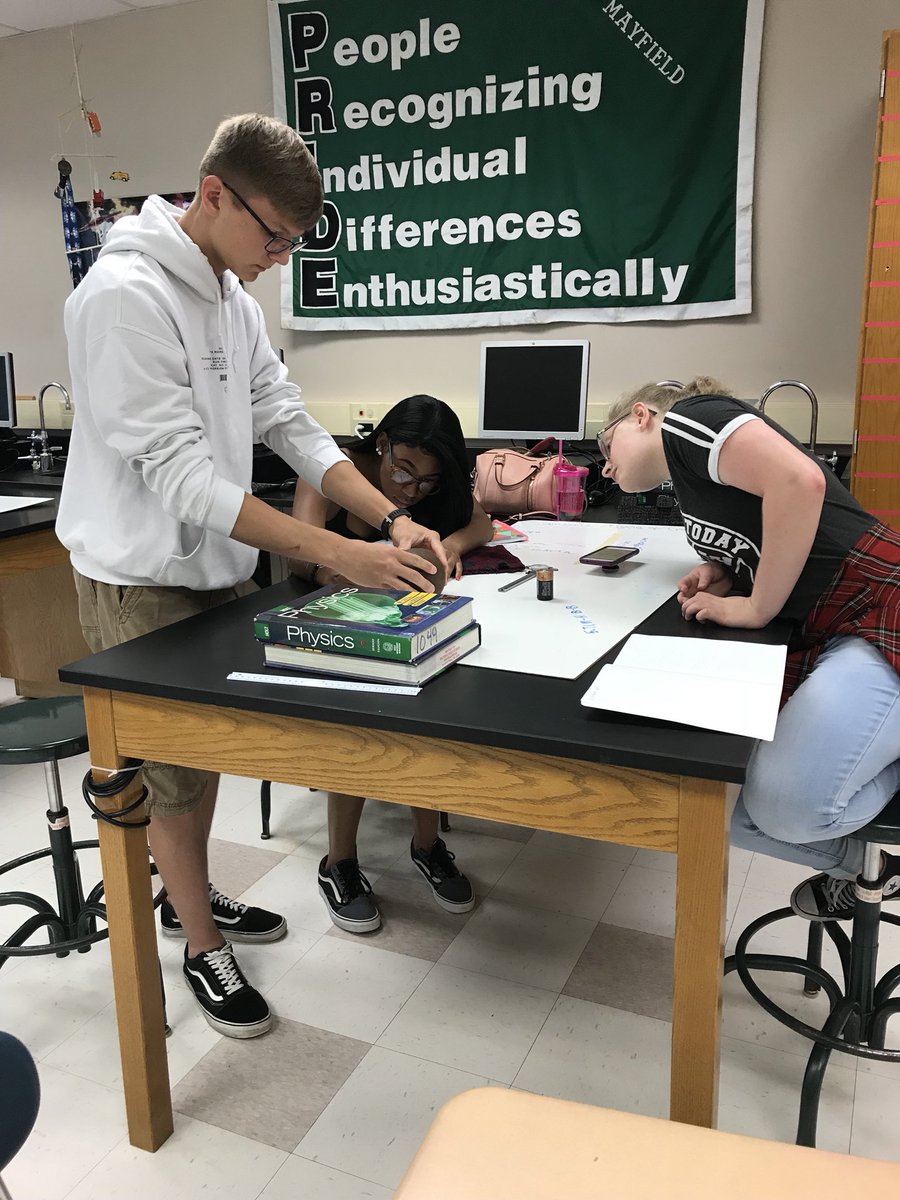 WildcatMHS's tweet image. Math 4/Physics cross-curricular course finding volume of irregular objects #WildcatPride #MyChoiceMayfield #complexproblemsolving