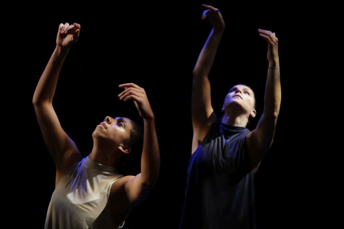 DanceWorksTO's tweet image. CoWorks 2018/19! 
@SaMelTanz's Mind-ful(l) Feb 7-9/19

@newtondance's Wired Love Mar 6-9/19

@TOESFORDANCE's Possibilities of Dialogue Apr 5-7/19

@nostoscollectiv's Hinterland Apr 12-14/19

@lucybluedance+Squash Court Collective's Mirrors Apr 25-27/19

#DanceWorksTO #CoWorks