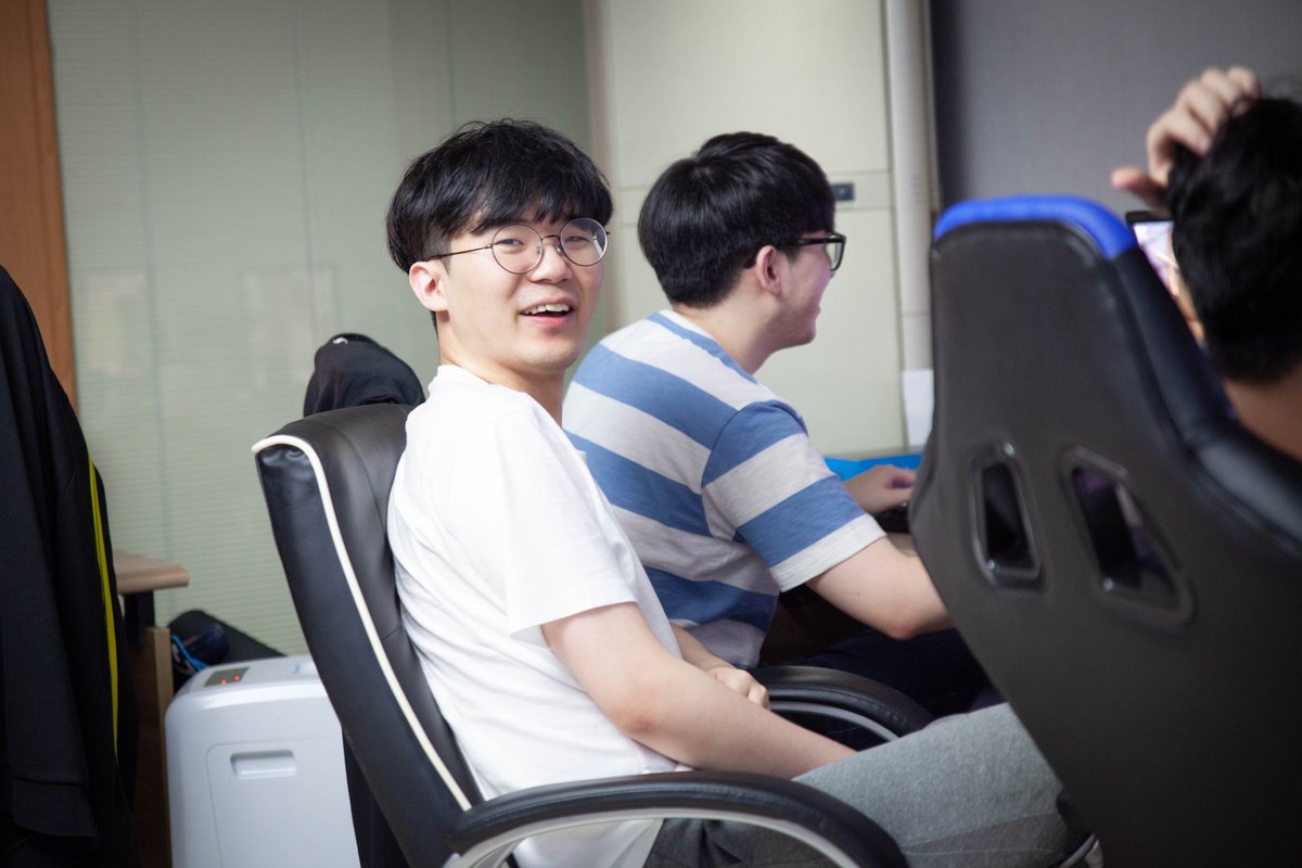 TheMetaGaming's tweet photo. 안녕하세요. #MetaGaming 입니다. 

#MetaAthena 와 #MetaBellum 생존신고! 변함 없는 모습으로 연습 중인 선수들의 일상 보여드립니다. 광복절인 오늘은 플레이어 아이콘도 태극기🇰🇷로 바꿔 달았다고 하네요. 팬 여러분께서도 광복절의 의미를 마음 깊이 느낄 수 있는 하루가 되셨기를 바랍니다. https://t.co/wWuVsYwyG0