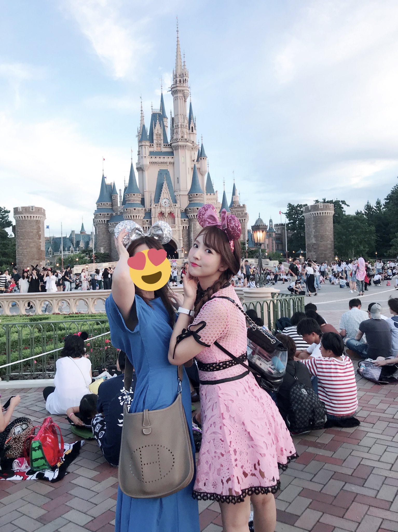 三上悠亜 夕方からディズニー行ってきた 昔から仲良しの友達が東京に遊びにきてたので お盆で混んでたけど楽しかったな T Co Smmkkea1co Twitter