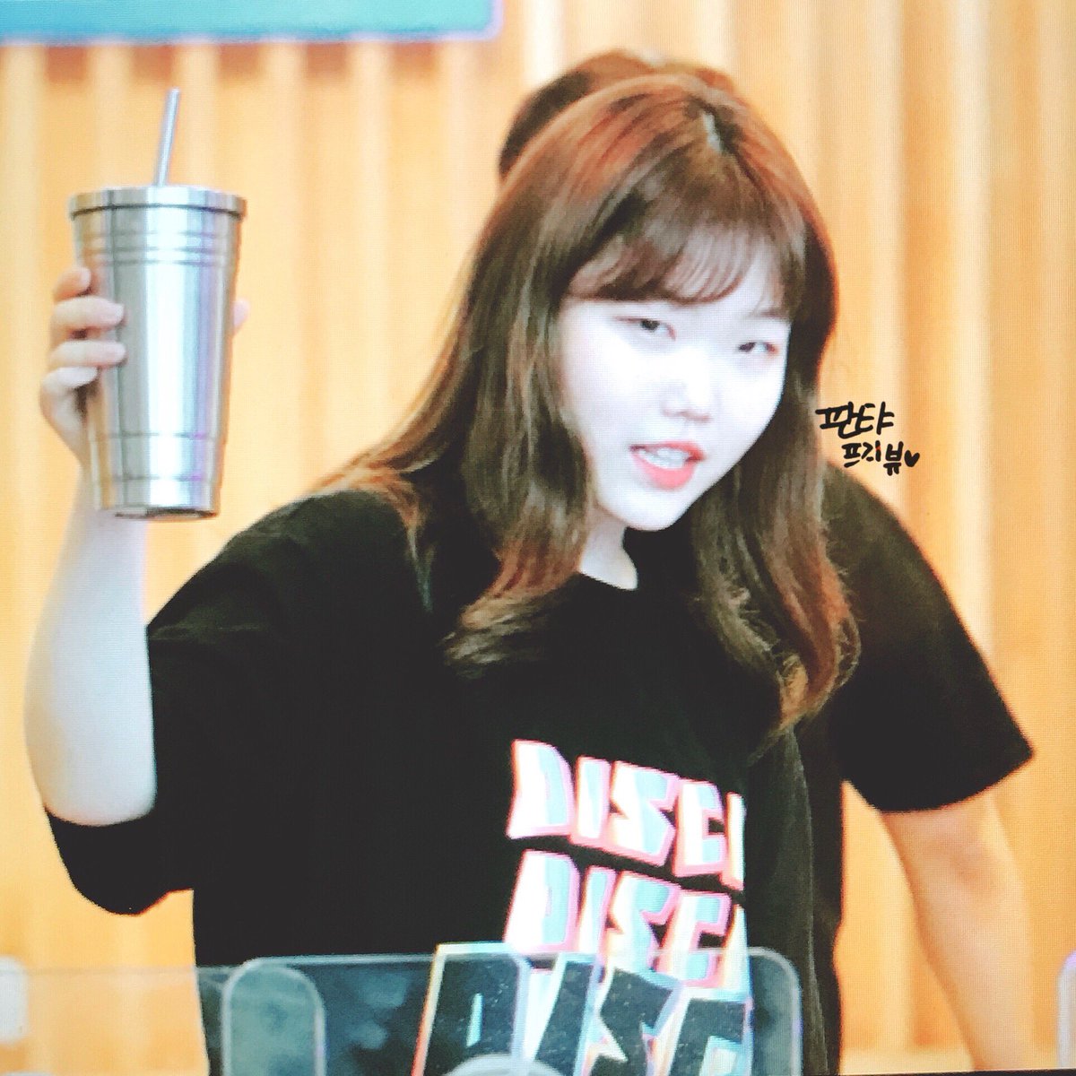 180815 볼륨을 높여요 #션디 퇴근
션디는 오늘도 잘~했어요 ❤️❤️
이때도 치명치명 포즈 해줬는데 다 화난것 처럼 나와버렸어 ㅋㅋㅋㅋㅋ
#악동뮤지션 #이수현 #악뮤 #suhyun