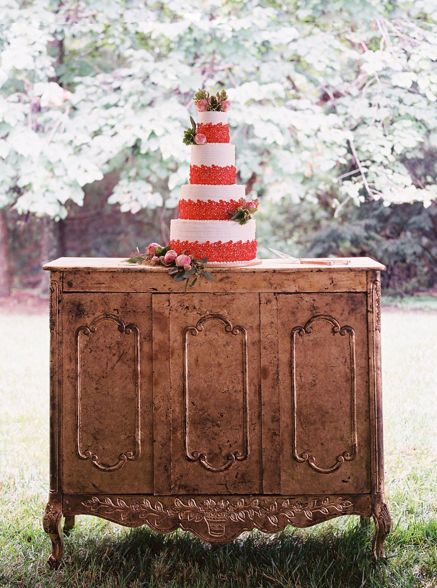 PaisleyAndJade's tweet photo. Our Gold Buffet stuns as a cake display piece for Olivia &amp; Bruce's chic backyard wedding reception! Check out more details from their day here https://t.co/GD9WsjJKL5 https://t.co/75IuzVOeeP