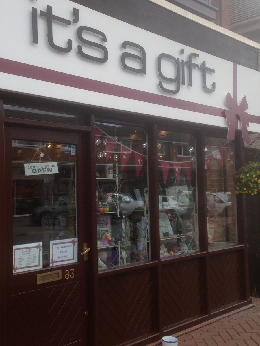 moonstonelp's tweet photo. #DisplayOfTheDay It's a gift #Barnt Green Great selection of gifts and cards from #Cardgains suppliers https://t.co/QXJRvhaPtP