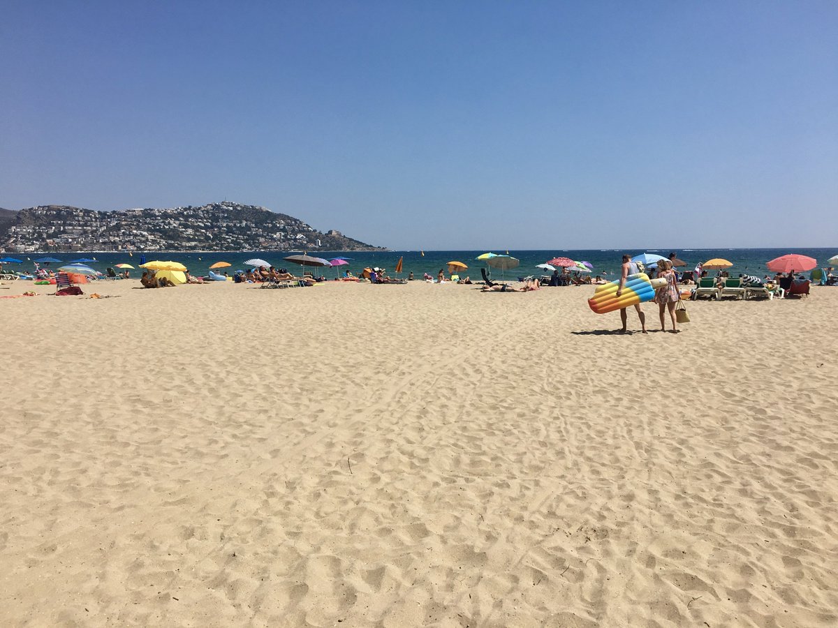 Have you heard of Roses in Catalonia? The secret is out: read about a beautiful no-fly beach holiday at a hidden gem of a spot on the Costa Brava feetontheground.holiday/2018/08/roses-… #VisitRoses #Catalonia