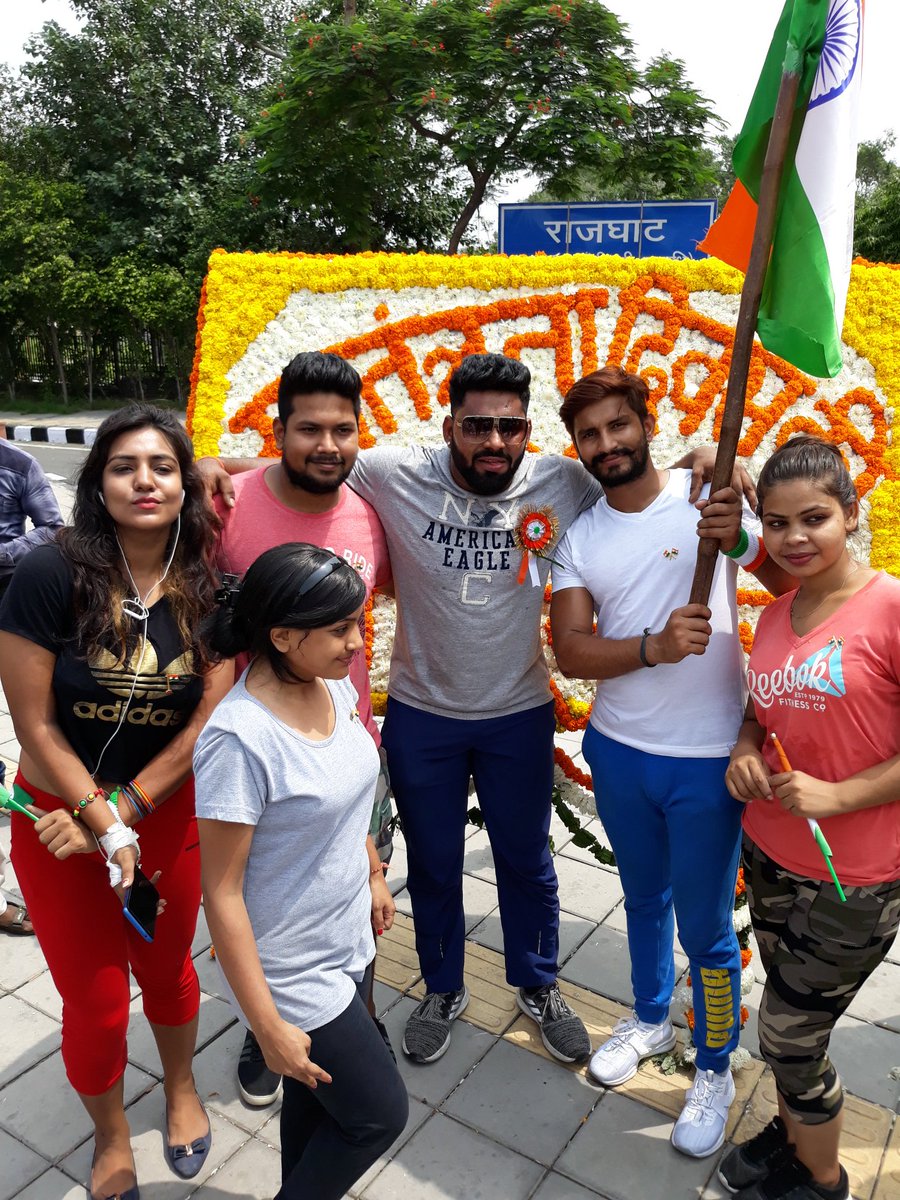 OfficeOfJeet's tweet photo. Today #Celebrating #IndependenceDayIndia #Rajghat #NewDelhi with Guru Ji #MrWorld @ParasIndianLion Ji and #gym #Friends
Jai Hind Jai Bharat !!!!
Meri Shaan Mera Tiranga 🇮🇳🇮🇳🇮🇳
#ILoveMyIndia 
#JeetpalYadav #RahulGandhi #ParasGupta 
@RahulGandhi @BeingSalmanKhan @iamsrk https://t.co/K6keZDnLnu