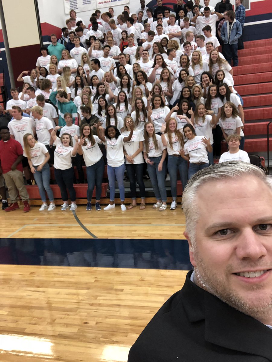 aubrey_ahs's tweet photo. It’s the Senior Class of 2019’s Last First Day! #Chapsgoback #aubreyproud #AHSclassof2019 https://t.co/bYLnnCysM8