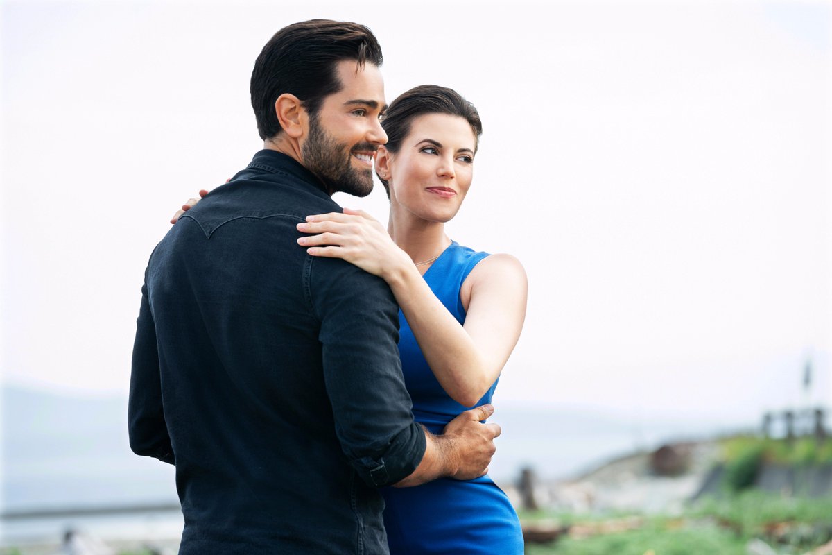 Meghan Ory France tweet media