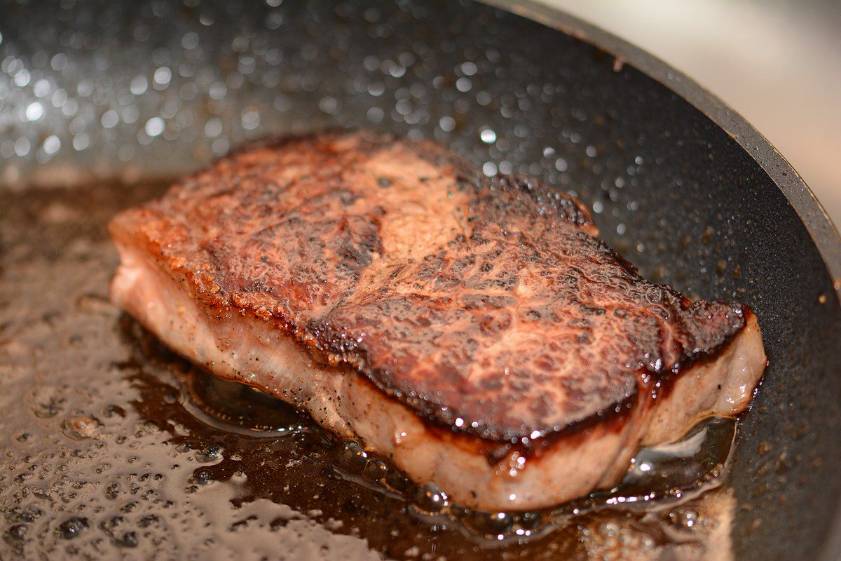 BrainTrainApp's tweet image. #DidYouKnow what a Maillard reaction is?
🥓 The Maillard reaction is the brown crust you see on a delicious piece of grilled meat and it occurs when the denatured (broken down) proteins on the surface of the meat recombine with the sugars present at 300°-500°F (150°-260°C).