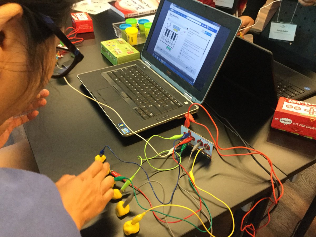 Mrs_Griffiths67's tweet photo. Playing the Piano with Makey Makey.  Language of Coding #ETFOSA18  @MsLauraCollins @MelissaSeco https://t.co/An1ubQD0iV