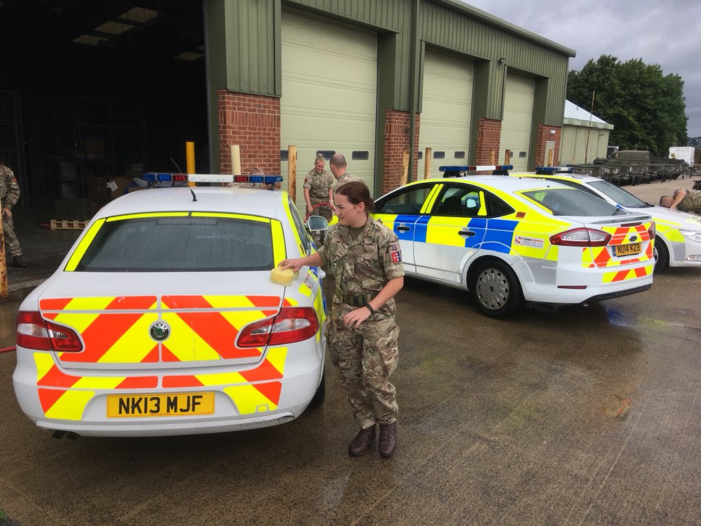 1RegtRMP's tweet photo. Members of #150ProCoy have been conducting routine vehicle maintenance today, washing in and out as well as checking all the systems on the marked police cars in @The_Garrison. #readyforanything #referenceregiment https://t.co/rFD7cHSsqK