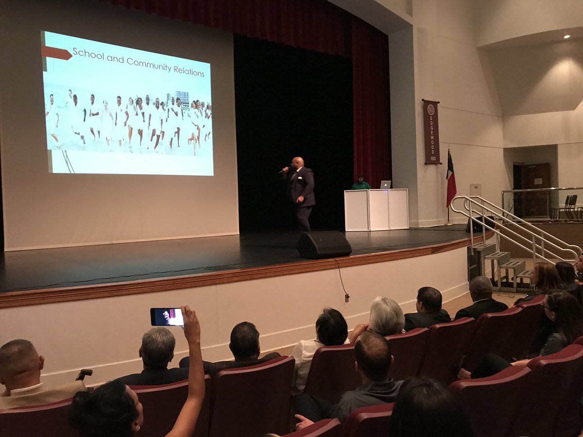 EISDofSA's tweet photo. Keynote speaker @DrLScott speaks about how our employees can continue to elevate the student experience, exercise the mind and be a miracle. #ServeandSupportEISD #EdgewoodProud #EISDConvocation https://t.co/u5VghX5mjM