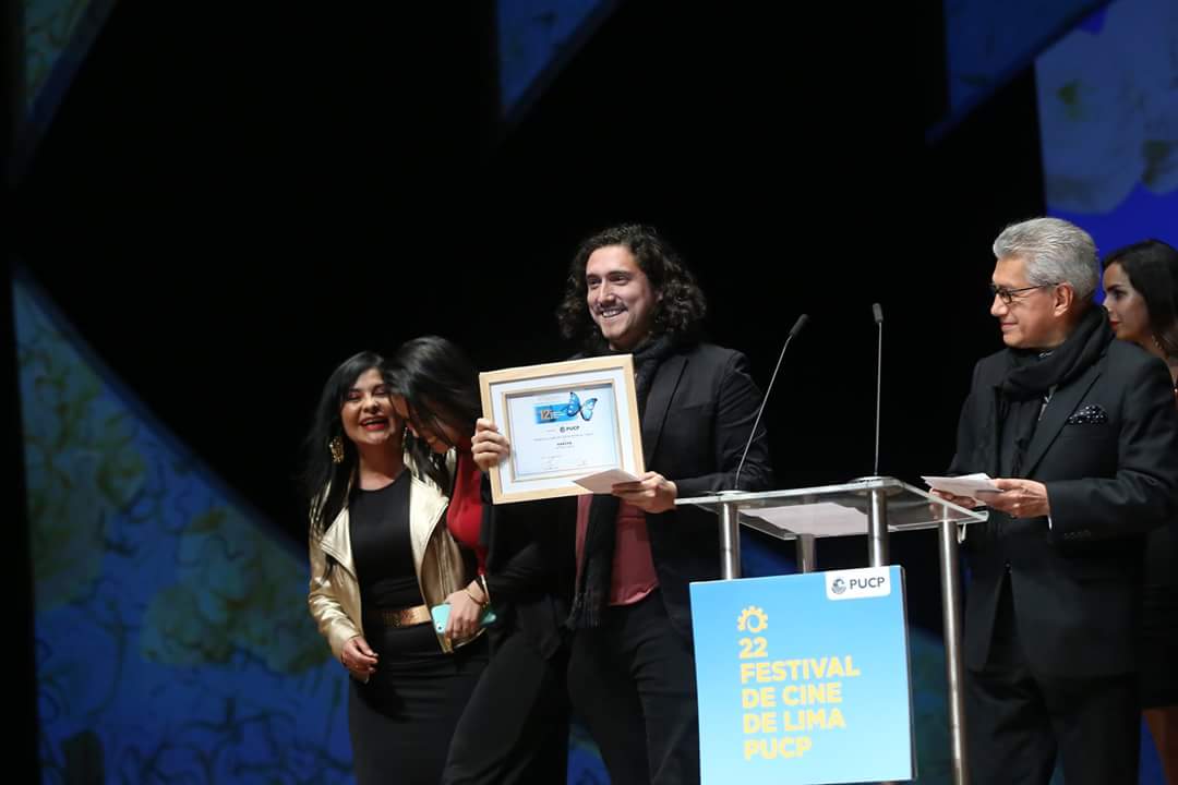sylviamajo's tweet photo. Recibiendo el premio para nuestro cortometraje #WAKCHA en el #FestivalDeCineDeLima2018 por #FilmoCorto como Mejor Opera Prima. https://t.co/n9Irrdqyeg