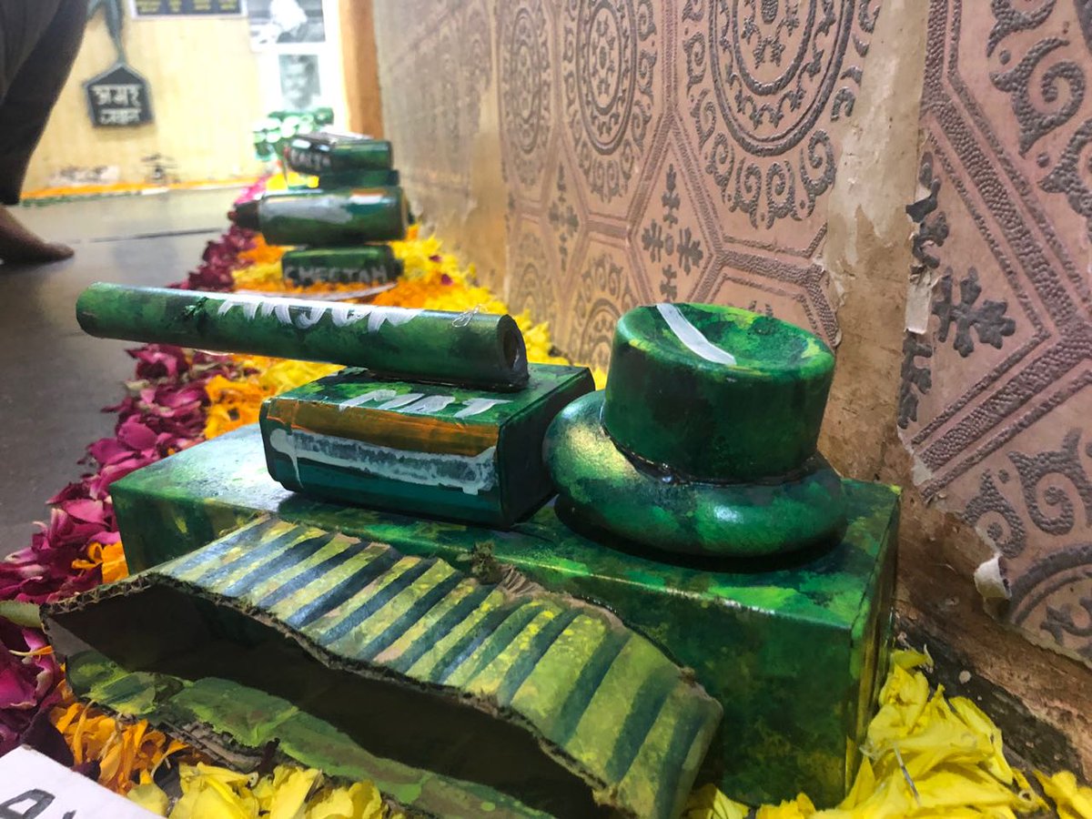 abpmajhatv's tweet photo. PHOTO : टाकाऊ वस्तूंपासून चिमुरड्यांनी बनवला मिसाईल्सचा देखावा, पाहा आणखी फोटो - https://t.co/6BwrpXUKpB https://t.co/cww1vkemny