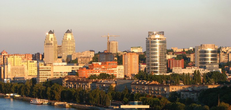 case_file's tweet photo. #Case92 Dnepropetrovsk Maniacs
Pictured is the Dnepropetrovsk industrial district; the three perpetrators inside a courthouse cage and Sergei's wife Ludmilla holding a picture of Sergei. https://t.co/qOEC2Lyj3K