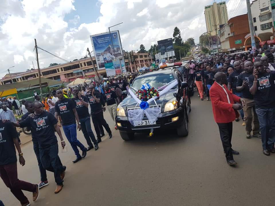 koechspoti's tweet image. Last Respect The Hero!

-Hundreds of people (family, fans &amp;amp; friends) gathered in Eldoret as the hearse bearing the body of ex-400mH champ #NicholasBett was being taken to his home in Simat ahead tomorrow's burial. R.I.P @RunKenya #EldoBulletin #StandardKenya