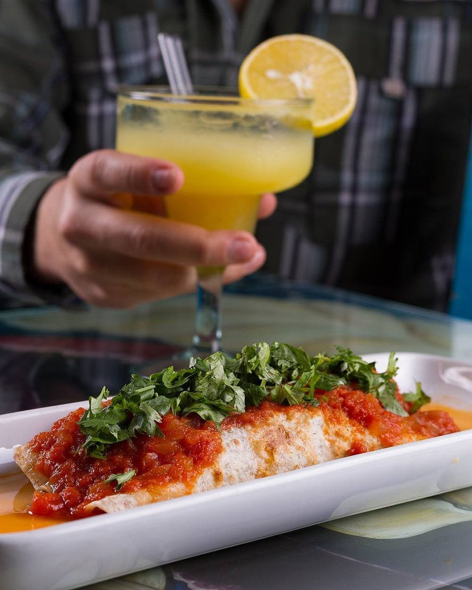 AgaveRest's tweet image. ¿Aún sin poder almorzar carnal? Déjate cautivar con el delicioso sabor del #TacoAgave. Pídelo acompañado con una margarita.🍹
¡no te arrepentirás! 😍