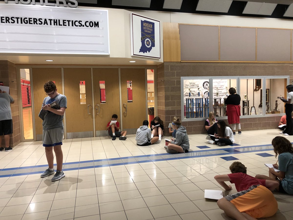 Mccabeteaches's tweet photo. What do you see? #findinginspiration with English 9 Writing today! #writingprocess #e9w https://t.co/3wRTAUNEBI