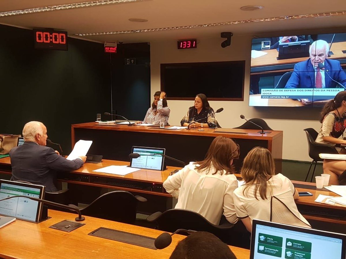 pscnacional's tweet photo. O líder do PSC @GilbertoPSC20 aprovou com a Comissão de Direitos da Pessoa Idosa, CIDOSO, presidida por Júlia Marinho , o projeto de lei que isenta os maiores de 65 anos do pagamento de taxa de emissão de passaportes e demais documentos de viagem. #PSC #PSCNaCamara #idosos https://t.co/ZNU4fMoecR