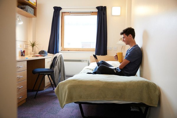 SolentUni's tweet image. Going through Clearing and worried about where you will live? We've got you covered! 

Accommodation for a standard room in student residences is guaranteed for those who accept their study offer by 20 August 2018 - find out more: ow.ly/8t0D30lnJt2