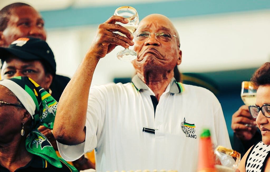 Botshelo_BLP's tweet photo. Zuma is probably sitting somewhere laughing and saying...
“Guess who’s paying back the money now...??” 😂🤣😂
#VATmustFall https://t.co/6KSQevyFZX