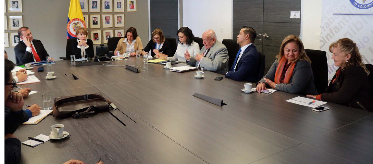 MintrabajoCol's tweet photo. MinTrabajo y centrales obreras impulsarán el diálogo social como eje prioritario de la agenda laboral https://t.co/ODDIT9AUeU https://t.co/x3w7jxhWju