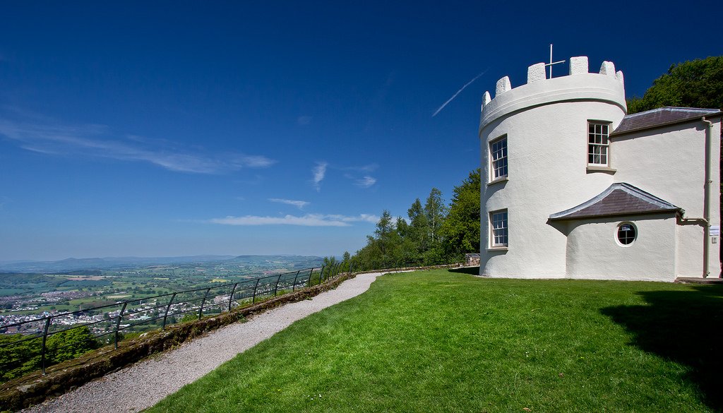 Everyone loves a picnic so how about a trip to @ShireHallMon to pick up some delicious treats and then head up to The Kymin to enjoy fabulous views of Monmouth. Glorious! #TasteofMon #DeanWye