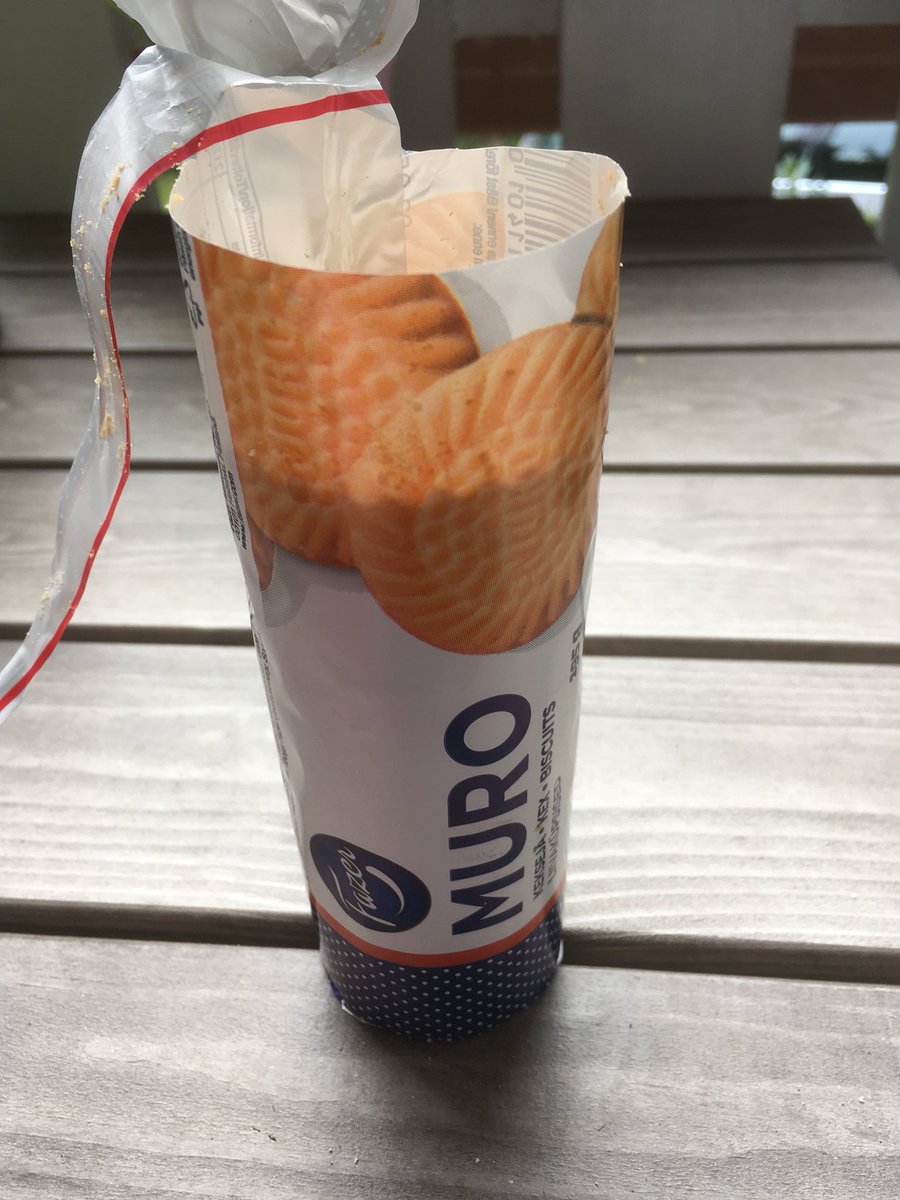 ArtoNatkynmaki's tweet image. Pahus kun @FazerSuomi #Muro-keksipaketista ei ikinä saa päällimmäistä keksiä ehjänä, vaikka toisit paketin #pumpuli’ssa kotiin. Mikä prosessissanne mättää?