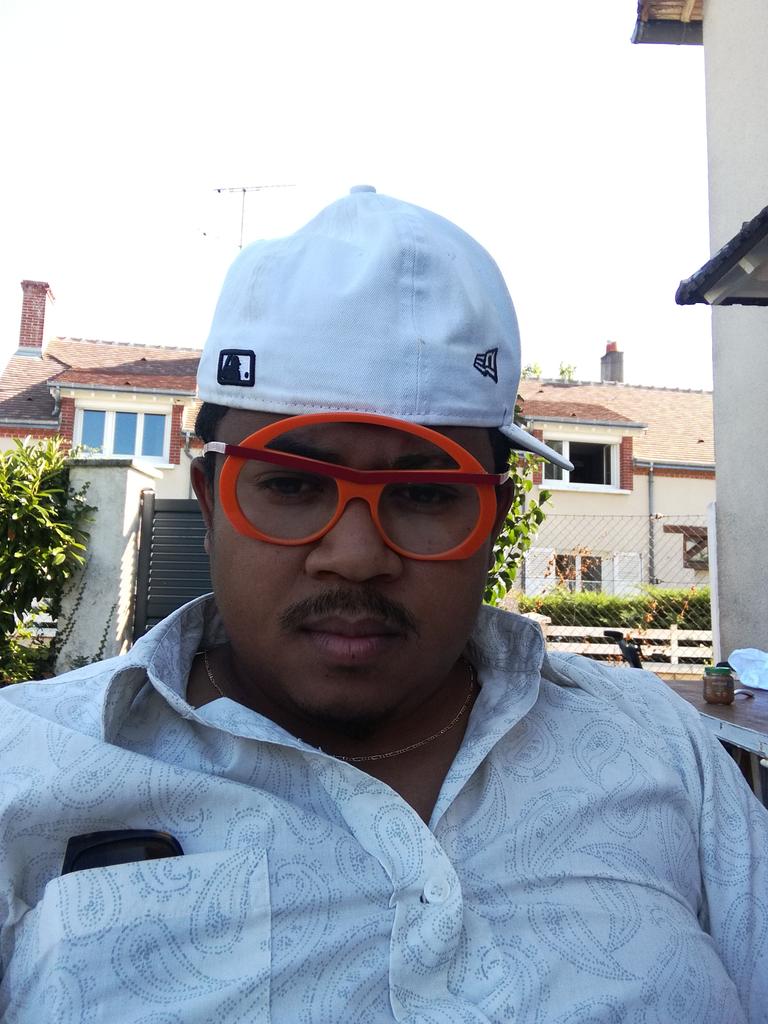 loovaraks's tweet photo. #challenge #ShowMeYourGlasses
#MontreTesLunettes
#Henintsoa
#ladaronnequichante 
@IkalaTia https://t.co/tNntCVfP3z