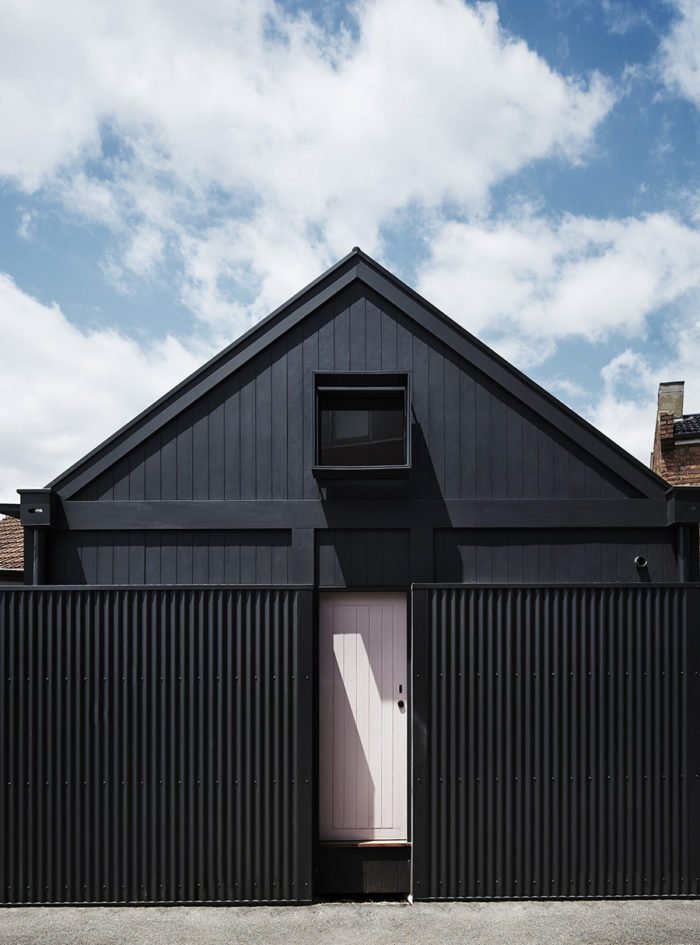 MasterDynamic's tweet photo. Designed by #WhitingArchitects, Ogrady House toys with revealing versus concealing its elements including doorways and vantage points. #EscapeToExplore created by Whiting Architects and captured by Sharyn Cairns. https://t.co/QGZf6M7fq0