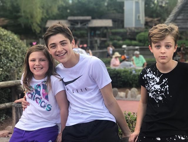 AndiItalian's tweet photo. @AsherAngel London and Avi #asher #asherangel #asherdovangel #london #londonangel #avi #aviangel #cute #brothers #family #photooftheday #picoftheday #andimack #shazammovie #billiebatson #smile #angelsfamily https://t.co/MUDfMSJ9Fc
