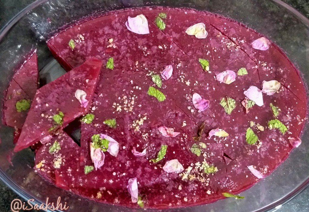 iSaakshi's tweet photo. #Pomegranate #Anar #Barfis! W/ #Pudina #Mint, #Orange #zest, dry #Apricots and #Rose #petals #Desi #Gulab. #DesiTadka #KitchenYoga https://t.co/yeeVyb0Q2i